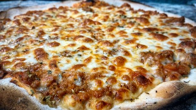 Pizza con Salsa Bolognesa