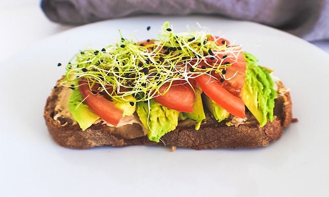 Sandwich Abierto de Palta y Pollo